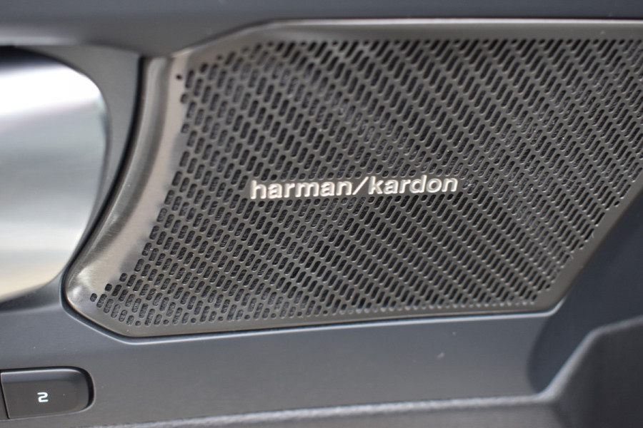 Volvo XC40 B4 211PK Plus Dark BLIS | ACC | Harman&Kardon | Keyless | Park Assist | Verwarmbare voorruit  | Trekhaak