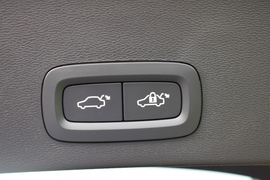 Volvo XC40 B4 211PK Plus Dark BLIS | ACC | Harman&Kardon | Keyless | Park Assist | Verwarmbare voorruit  | Trekhaak
