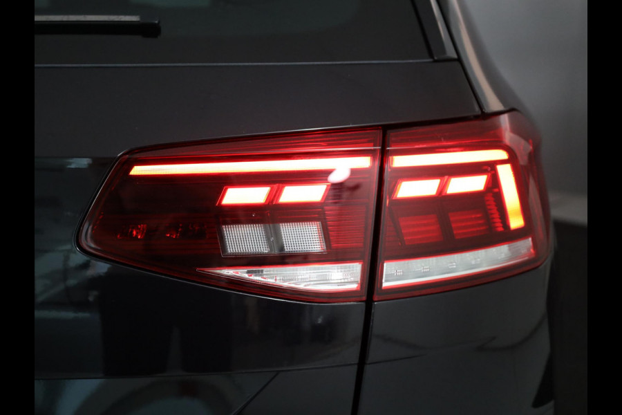 Volkswagen Passat Variant 1.4 TSI PHEV GTE Business 218 pk Automaat (DSG) | Navigatie | Panoramadak | Parkeersensoren | Achteruitrijcamera | Adaptieve cruise control | Stoelverwarming |