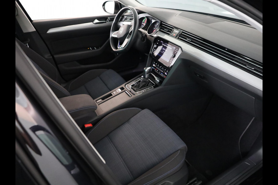 Volkswagen Passat Variant 1.4 TSI PHEV GTE Business 218 pk Automaat (DSG) | Navigatie | Panoramadak | Parkeersensoren | Achteruitrijcamera | Adaptieve cruise control | Stoelverwarming |