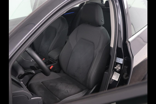 Volkswagen Golf 1.4 eHybrid Style | Head-Up | Trekhaak | Stoel & stuurverwarming | Massage | Adaptive cruise | Memory | Carplay | LED Plus | Navigatie | PHEV | Plug In