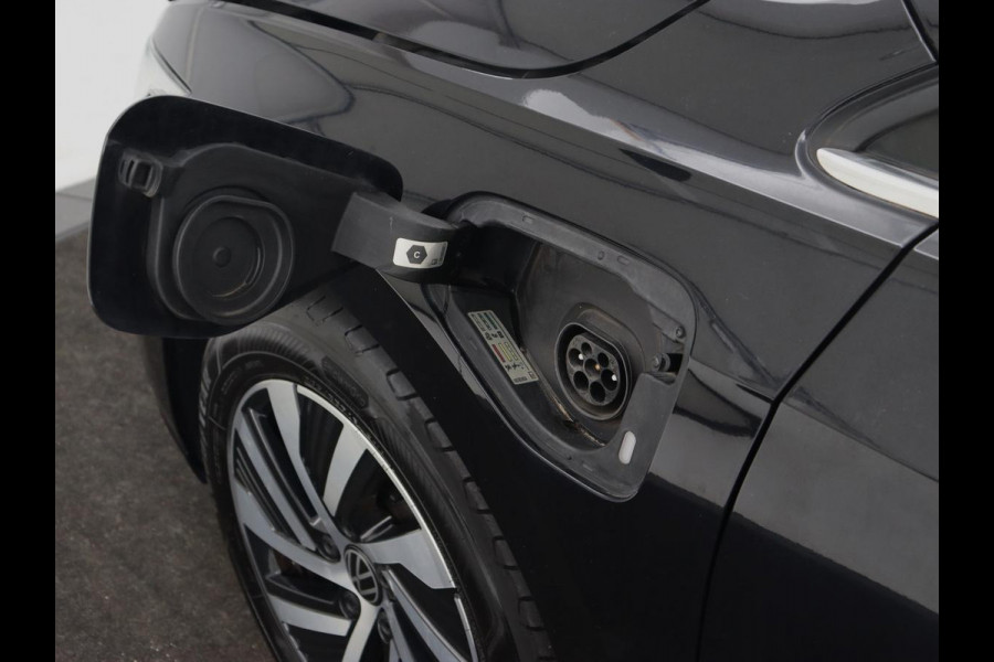 Volkswagen Golf 1.4 eHybrid Style | Head-Up | Trekhaak | Stoel & stuurverwarming | Massage | Adaptive cruise | Memory | Carplay | LED Plus | Navigatie | PHEV | Plug In