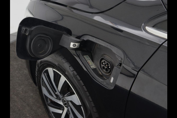 Volkswagen Golf 1.4 eHybrid Style | Head-Up | Trekhaak | Stoel & stuurverwarming | Massage | Adaptive cruise | Memory | Carplay | LED Plus | Navigatie | PHEV | Plug In