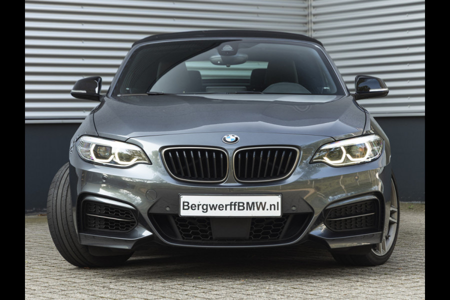 BMW 2 Serie Cabrio M240i xDrive - M-Performance Uitlaat - Harman Kardon - ACC - Camera