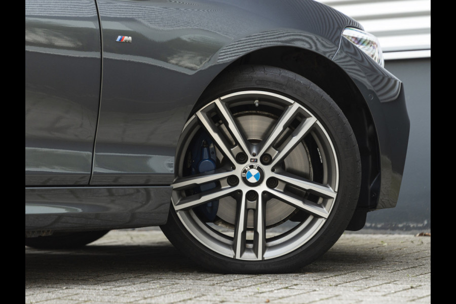 BMW 2 Serie Cabrio M240i xDrive - M-Performance Uitlaat - Harman Kardon - ACC - Camera