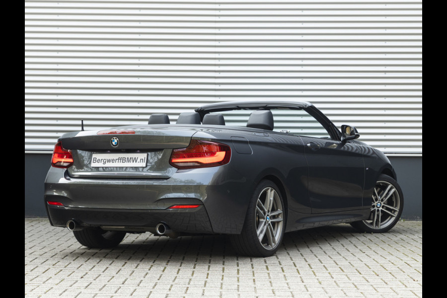 BMW 2 Serie Cabrio M240i xDrive - M-Performance Uitlaat - Harman Kardon - ACC - Camera
