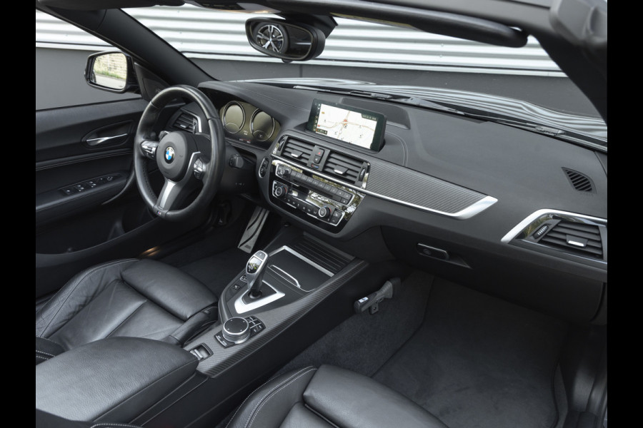 BMW 2 Serie Cabrio M240i xDrive - M-Performance Uitlaat - Harman Kardon - ACC - Camera