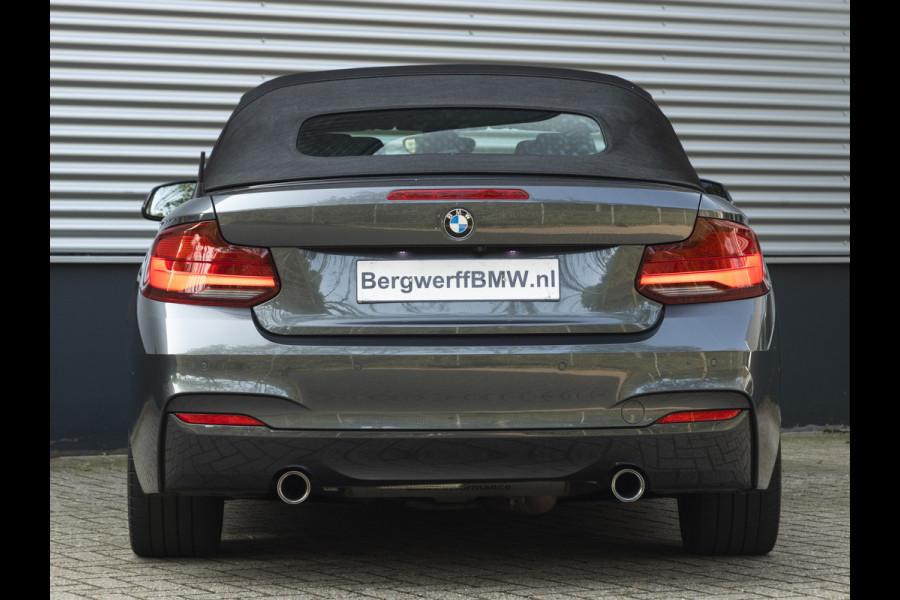 BMW 2 Serie Cabrio M240i xDrive - M-Performance Uitlaat - Harman Kardon - ACC - Camera