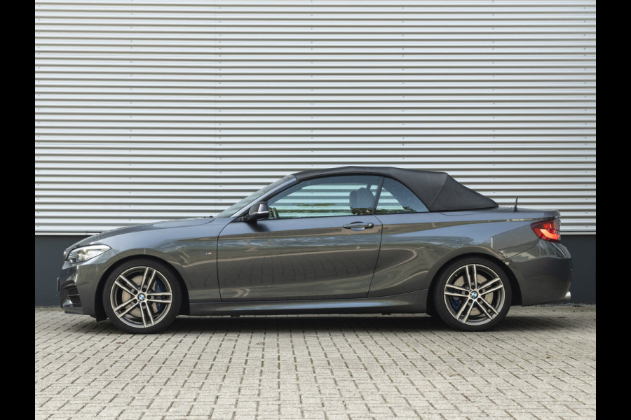 BMW 2 Serie Cabrio M240i xDrive - M-Performance Uitlaat - Harman Kardon - ACC - Camera