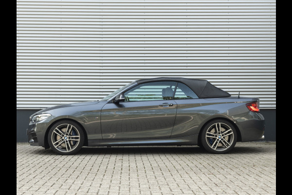 BMW 2 Serie Cabrio M240i xDrive - M-Performance Uitlaat - Harman Kardon - ACC - Camera