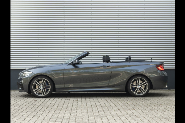 BMW 2 Serie Cabrio M240i xDrive - M-Performance Uitlaat - Harman Kardon - ACC - Camera
