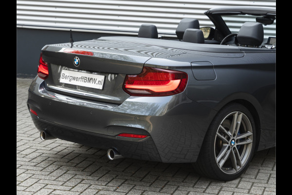 BMW 2 Serie Cabrio M240i xDrive - M-Performance Uitlaat - Harman Kardon - ACC - Camera