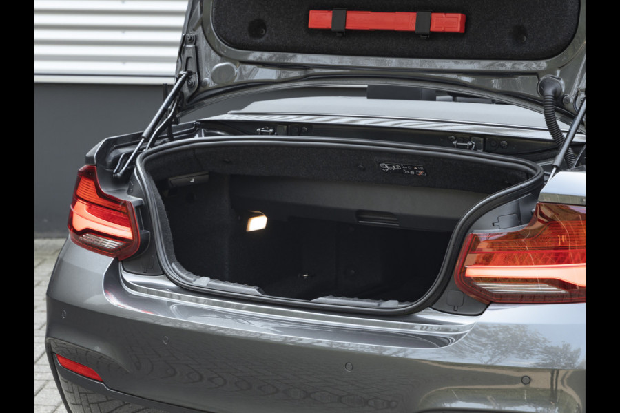 BMW 2 Serie Cabrio M240i xDrive - M-Performance Uitlaat - Harman Kardon - ACC - Camera