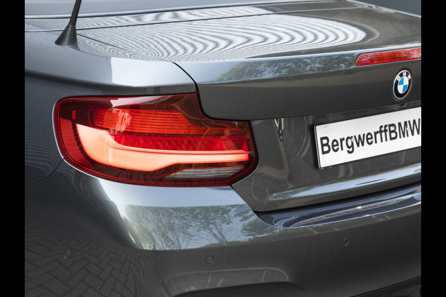 BMW 2 Serie Cabrio M240i xDrive - M-Performance Uitlaat - Harman Kardon - ACC - Camera