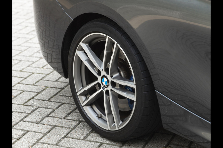 BMW 2 Serie Cabrio M240i xDrive - M-Performance Uitlaat - Harman Kardon - ACC - Camera