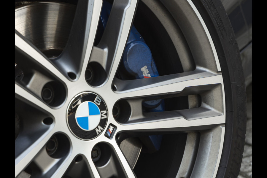 BMW 2 Serie Cabrio M240i xDrive - M-Performance Uitlaat - Harman Kardon - ACC - Camera