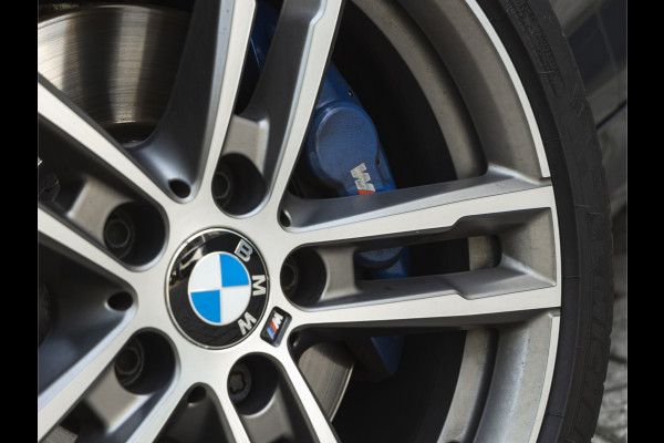 BMW 2 Serie Cabrio M240i xDrive - M-Performance Uitlaat - Harman Kardon - ACC - Camera