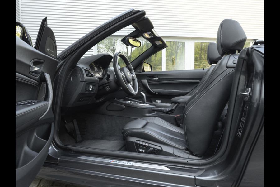 BMW 2 Serie Cabrio M240i xDrive - M-Performance Uitlaat - Harman Kardon - ACC - Camera