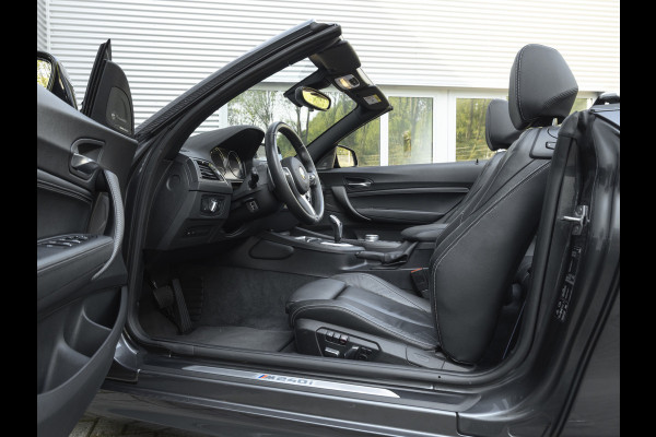 BMW 2 Serie Cabrio M240i xDrive - M-Performance Uitlaat - Harman Kardon - ACC - Camera