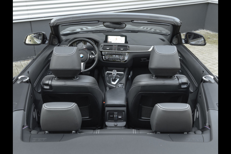 BMW 2 Serie Cabrio M240i xDrive - M-Performance Uitlaat - Harman Kardon - ACC - Camera