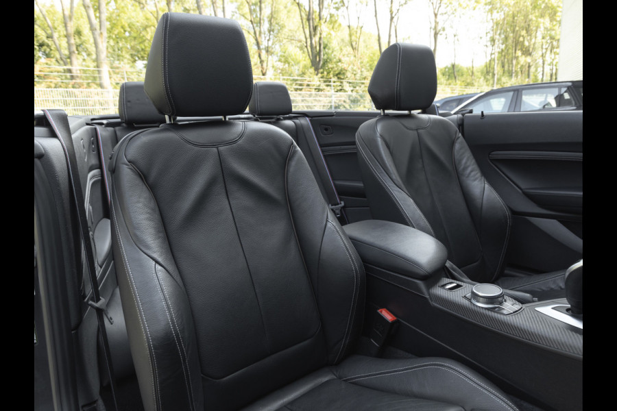 BMW 2 Serie Cabrio M240i xDrive - M-Performance Uitlaat - Harman Kardon - ACC - Camera
