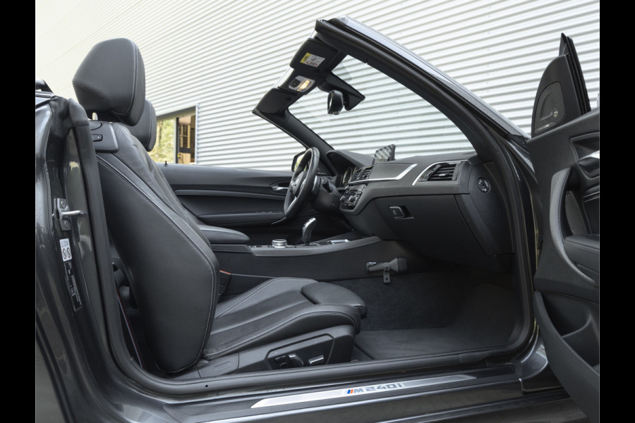 BMW 2 Serie Cabrio M240i xDrive - M-Performance Uitlaat - Harman Kardon - ACC - Camera