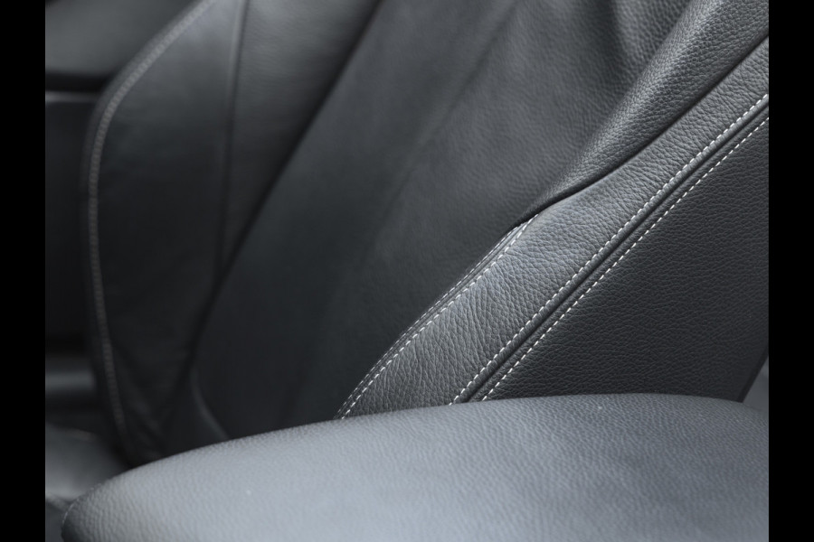 BMW 2 Serie Cabrio M240i xDrive - M-Performance Uitlaat - Harman Kardon - ACC - Camera