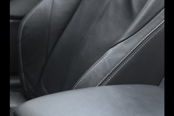 BMW 2 Serie Cabrio M240i xDrive - M-Performance Uitlaat - Harman Kardon - ACC - Camera