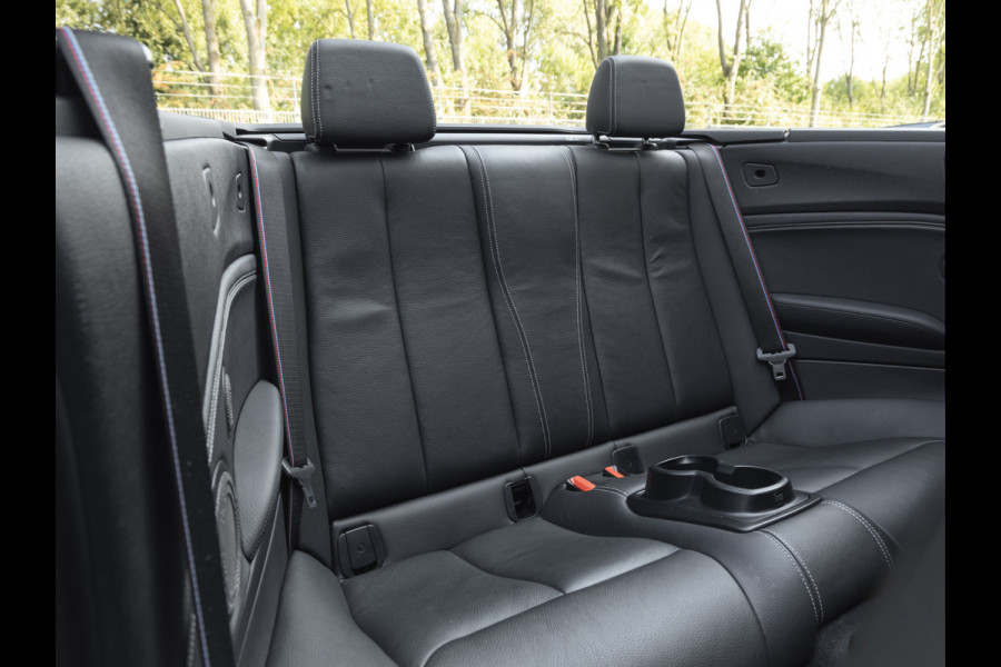 BMW 2 Serie Cabrio M240i xDrive - M-Performance Uitlaat - Harman Kardon - ACC - Camera