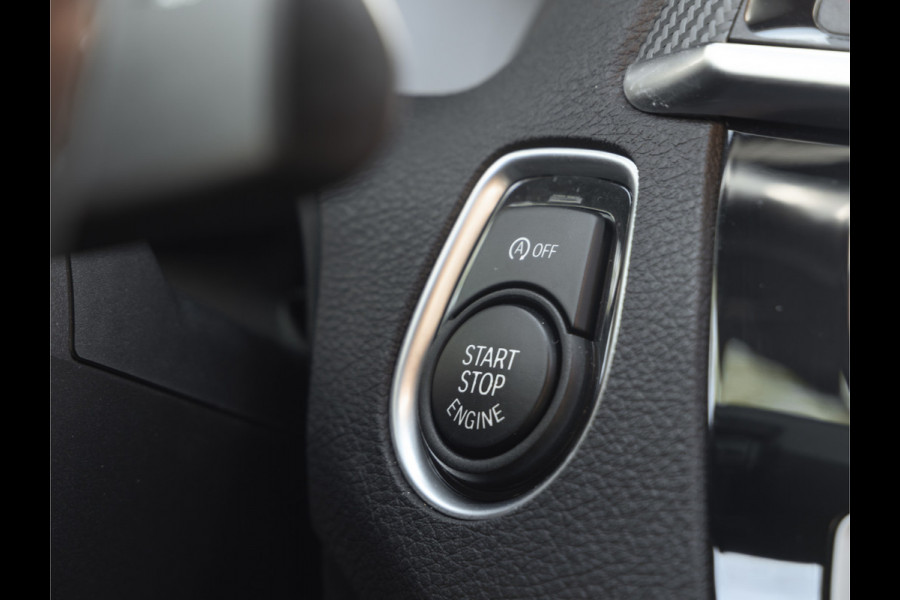 BMW 2 Serie Cabrio M240i xDrive - M-Performance Uitlaat - Harman Kardon - ACC - Camera
