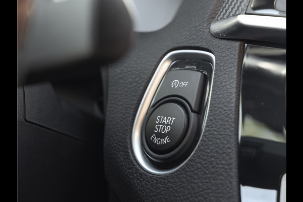 BMW 2 Serie Cabrio M240i xDrive - M-Performance Uitlaat - Harman Kardon - ACC - Camera