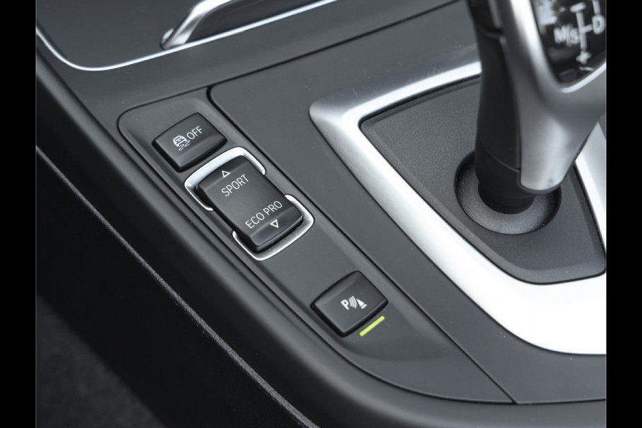 BMW 2 Serie Cabrio M240i xDrive - M-Performance Uitlaat - Harman Kardon - ACC - Camera