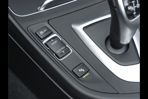 BMW 2 Serie Cabrio M240i xDrive - M-Performance Uitlaat - Harman Kardon - ACC - Camera