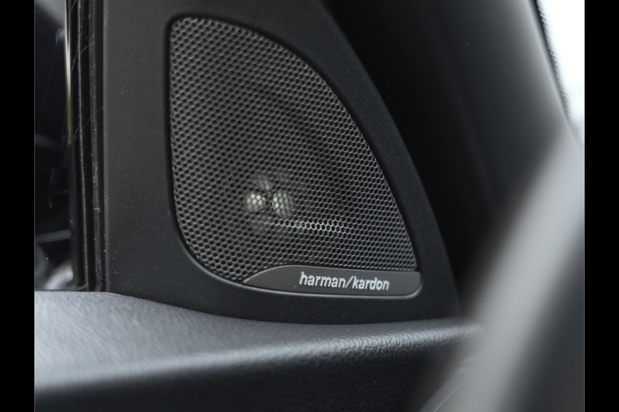 BMW 2 Serie Cabrio M240i xDrive - M-Performance Uitlaat - Harman Kardon - ACC - Camera