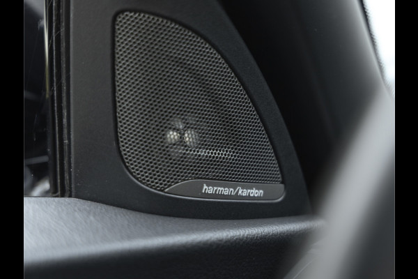 BMW 2 Serie Cabrio M240i xDrive - M-Performance Uitlaat - Harman Kardon - ACC - Camera