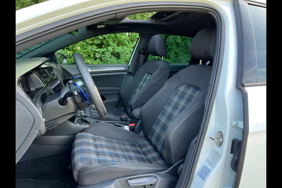 Volkswagen Golf 1.4 TSI PHEV GTE | Maxton | Pano | ACC | Camera |