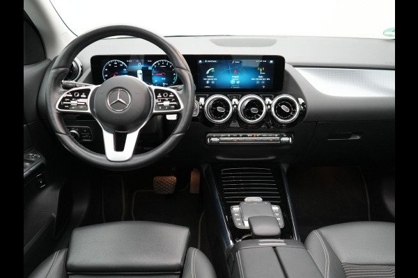 Mercedes-Benz GLA 250 e Progressive Plug In Hybrid 218pk Dealer O.H PHEV | Trekhaak af Fabriek | Panodak | Memory Stoel & Verwarmd | Apple Carplay | Widescreen Navi | Camera | BLIS | 18"L.M |