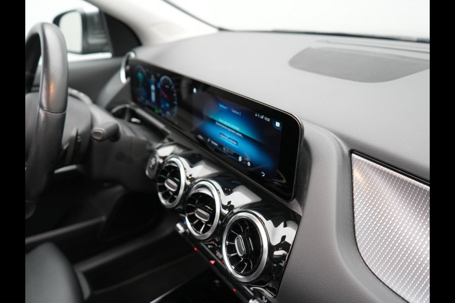 Mercedes-Benz GLA 250 e Progressive Plug In Hybrid 218pk Dealer O.H PHEV | Trekhaak af Fabriek | Panodak | Memory Stoel & Verwarmd | Apple Carplay | Widescreen Navi | Camera | BLIS | 18"L.M |