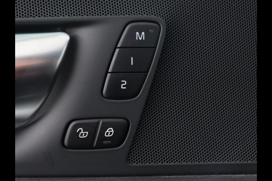 Volvo XC60 2.0 Recharge T6 AWD R-Design | Panoramadak | Stoel & stuurverwarming | Adaptive cruise | Camera | BLIS | Carplay | Half leder | Navigatie | 21'' lichtmetalen velgen | PHEV | Plug In