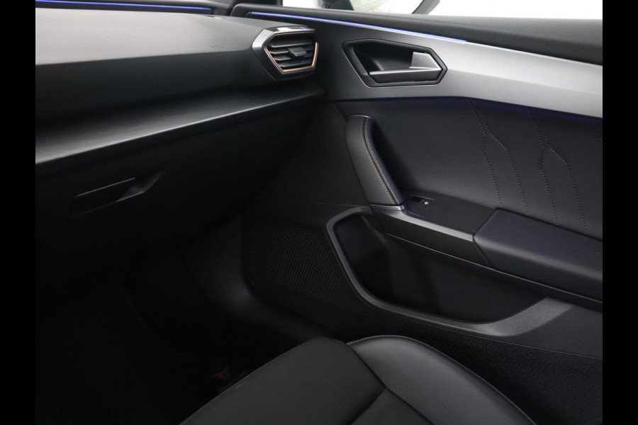 CUPRA Leon 1.4 e-Hybrid VZ | 245pk | Stoel & stuurverwarming | Carplay | Camera | Adaptive cruise | Keyless | Park Assist | Sfeerverlichting | Full LED | Navigatie | Sportstoelen | PHEV | Plug In