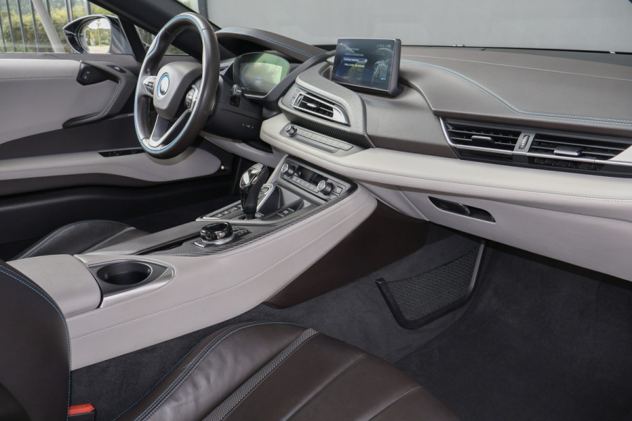 BMW i8 | PROGRESSIVE PACKAGE, HARMAN-KARDON, HEAD-UP, COMFORT ACCESS | 20" | APPLE CARPLAY | DRY CARBON INTERIOR PACK | I-INTERIOR HALO