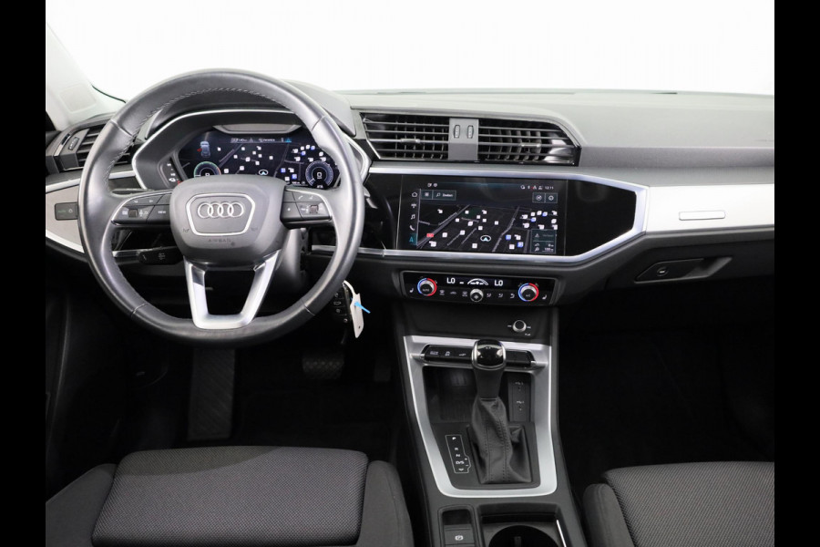 Audi Q3 45 TFSI e Business Edition 245 pk S-tronic | Navigatie | Elektr. trekhaak | Parkeersensoren | Achteruitrijcamera | LED koplampen | Stoelverwarming |