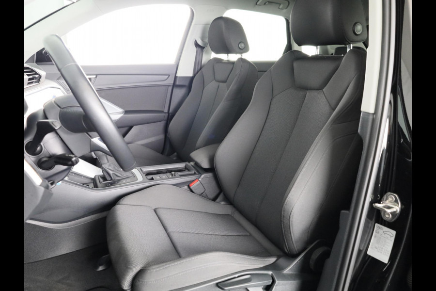 Audi Q3 45 TFSI e Business Edition 245 pk S-tronic | Navigatie | Elektr. trekhaak | Parkeersensoren | Achteruitrijcamera | LED koplampen | Stoelverwarming |