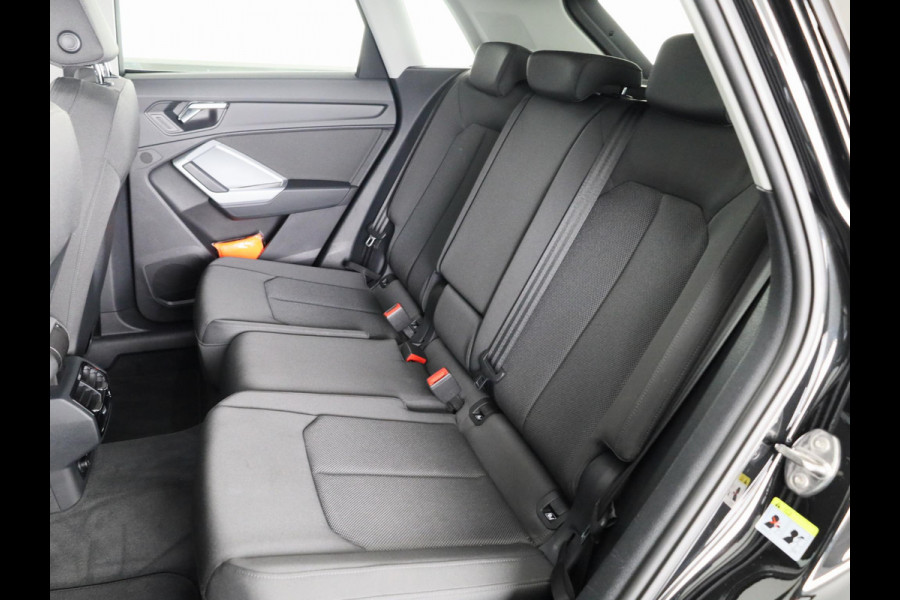 Audi Q3 45 TFSI e Business Edition 245 pk S-tronic | Navigatie | Elektr. trekhaak | Parkeersensoren | Achteruitrijcamera | LED koplampen | Stoelverwarming |