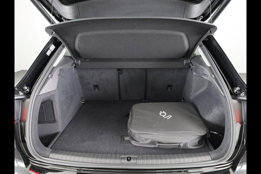 Audi Q3 45 TFSI e Business Edition 245 pk S-tronic | Navigatie | Elektr. trekhaak | Parkeersensoren | Achteruitrijcamera | LED koplampen | Stoelverwarming |