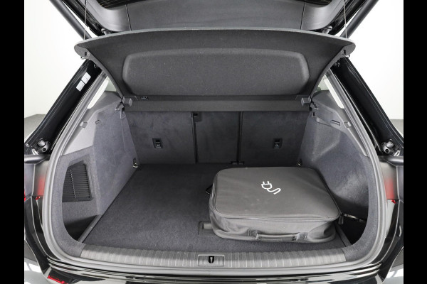 Audi Q3 45 TFSI e Business Edition 245 pk S-tronic | Navigatie | Elektr. trekhaak | Parkeersensoren | Achteruitrijcamera | LED koplampen | Stoelverwarming |