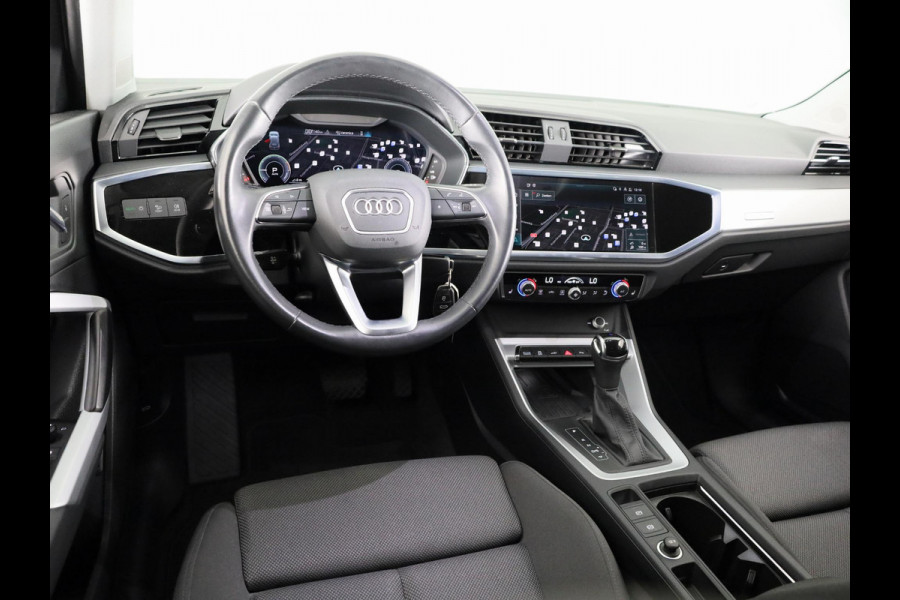 Audi Q3 45 TFSI e Business Edition 245 pk S-tronic | Navigatie | Elektr. trekhaak | Parkeersensoren | Achteruitrijcamera | LED koplampen | Stoelverwarming |