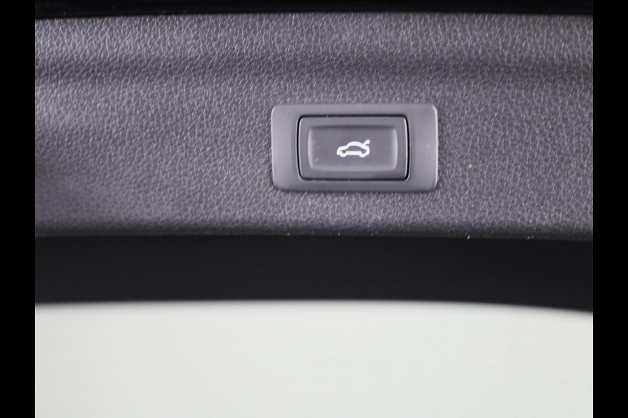 Audi Q3 45 TFSI e Business Edition 245 pk S-tronic | Navigatie | Elektr. trekhaak | Parkeersensoren | Achteruitrijcamera | LED koplampen | Stoelverwarming |