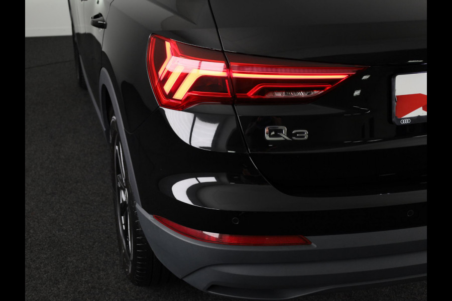 Audi Q3 45 TFSI e Business Edition 245 pk S-tronic | Navigatie | Elektr. trekhaak | Parkeersensoren | Achteruitrijcamera | LED koplampen | Stoelverwarming |