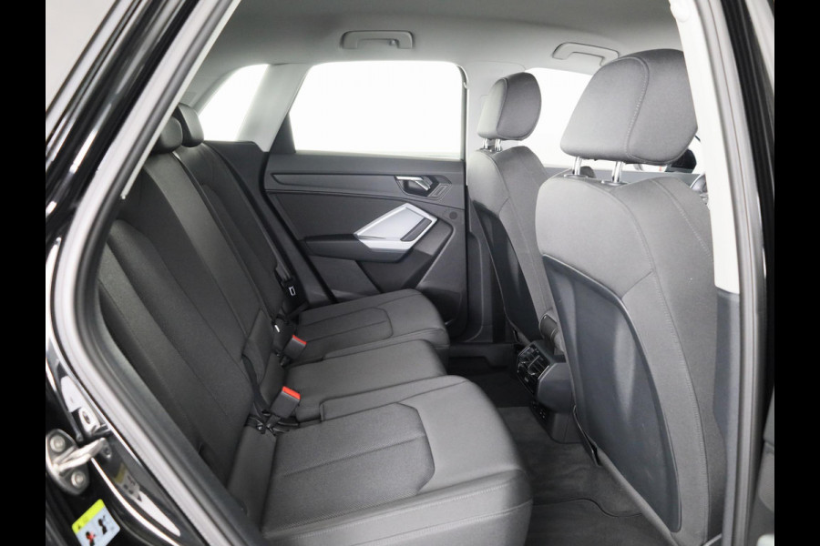 Audi Q3 45 TFSI e Business Edition 245 pk S-tronic | Navigatie | Elektr. trekhaak | Parkeersensoren | Achteruitrijcamera | LED koplampen | Stoelverwarming |